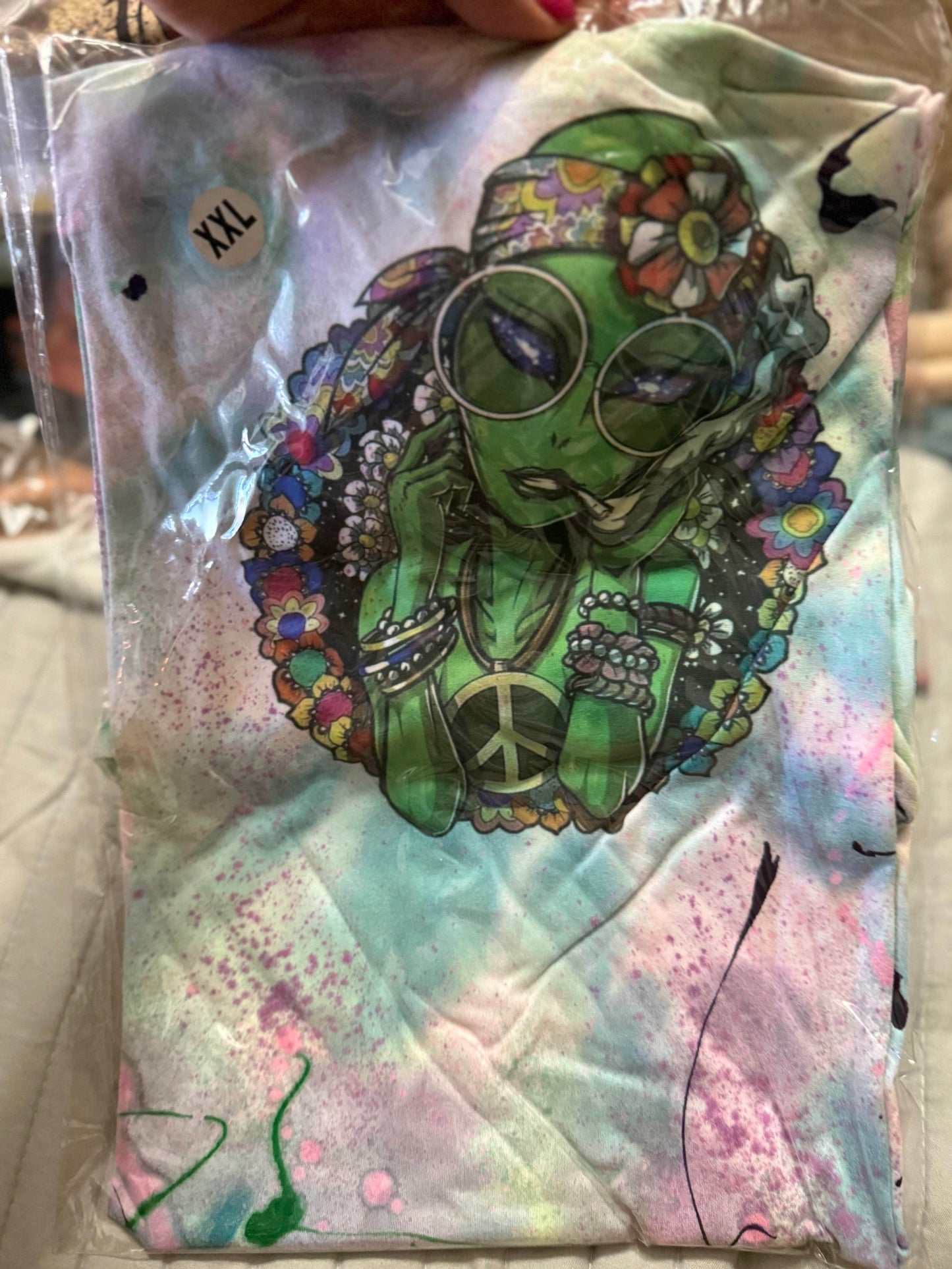 šø Groovy Alien Peace T-Shirt - PuzzlePieces2326