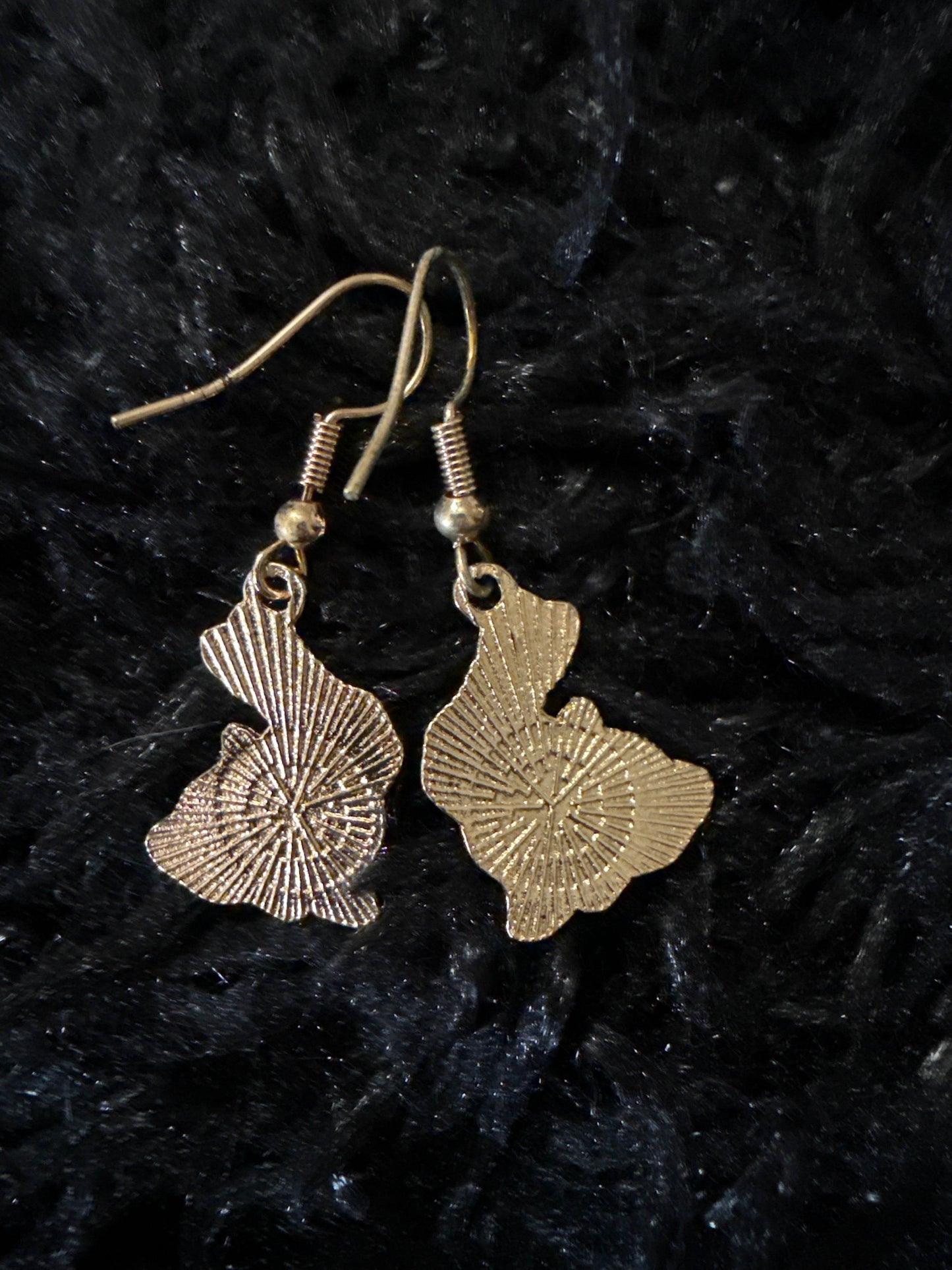 🐰 Dainty Bunny Bow Earrings - PuzzlePieces2326