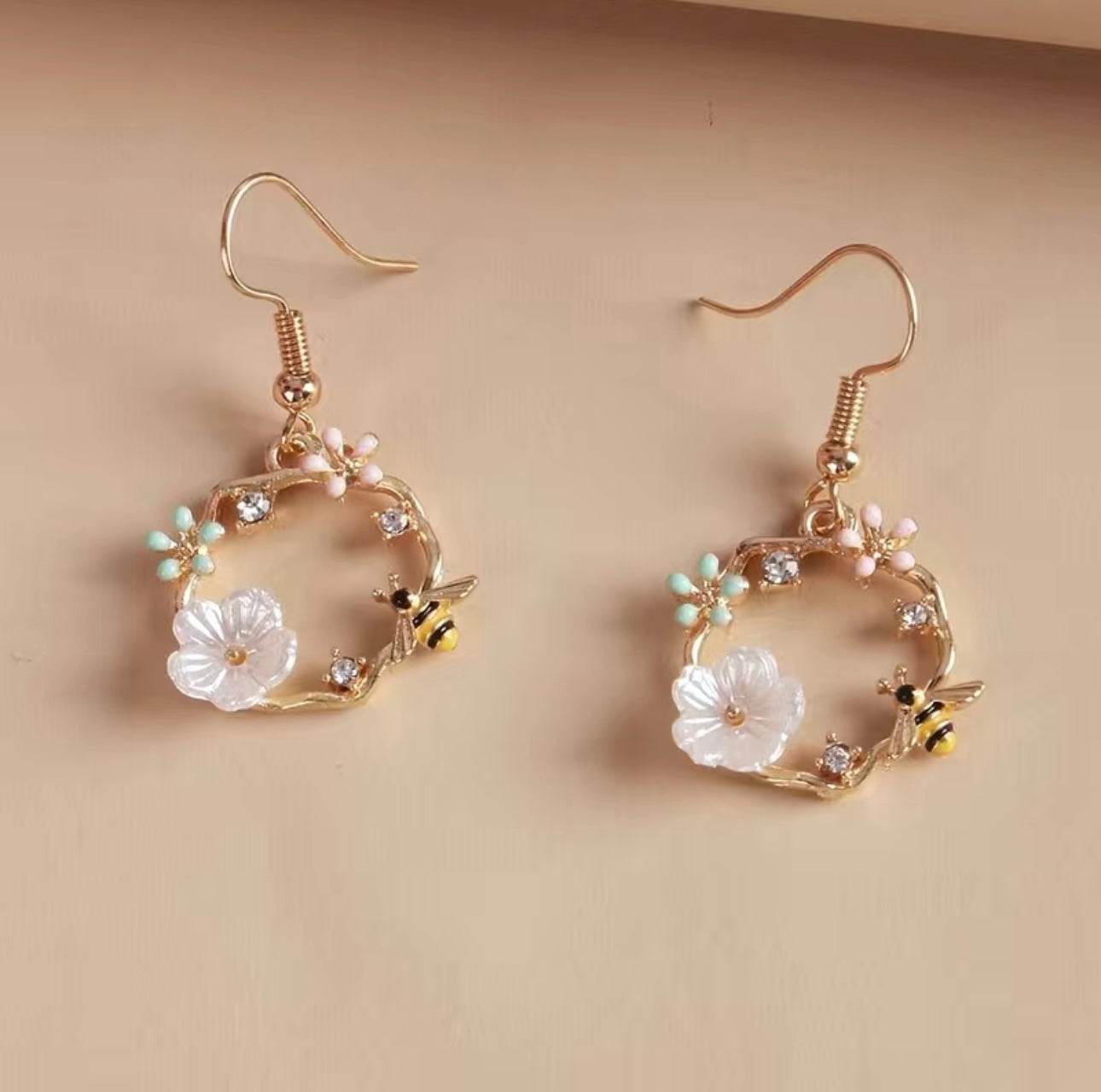 šø Garden Bee Heart Dangle Earrings - PuzzlePieces2326