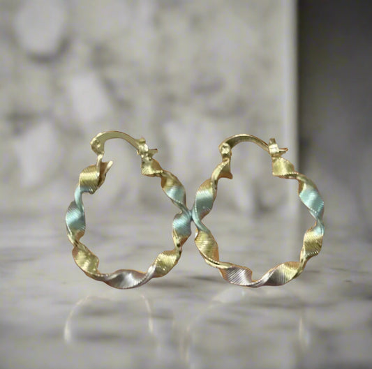 ✨ TWO-TONE TWIST HOOP EARRINGS
Modern Elegance | Timeless Style