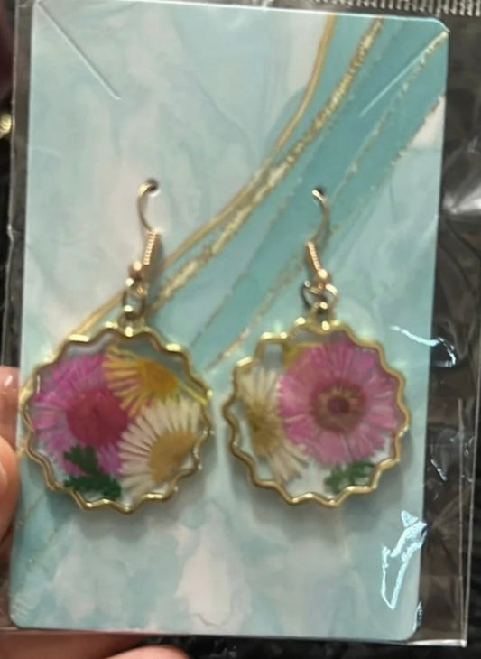 🌸 PRESERVED WILDFLOWER MEDALLION EARRINGS
Natural Beauty | Botanical Art