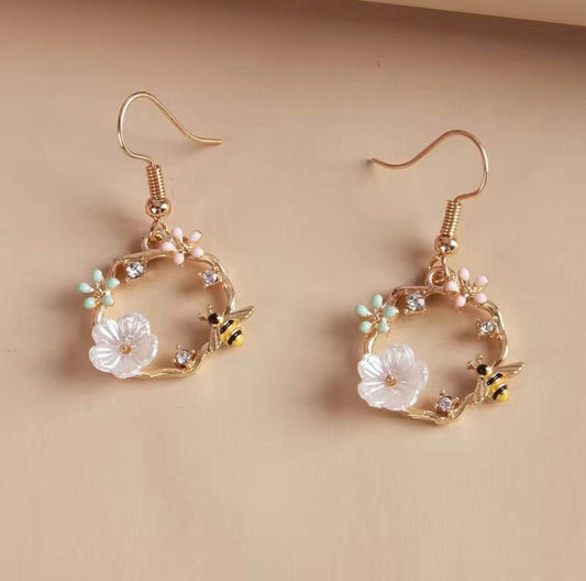 🌸 Garden Bee Heart Dangle Earrings - PuzzlePieces2326